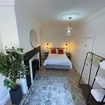 Central Period 2 Bed Apartment With Free Parking On Site Sleeps 1-6
