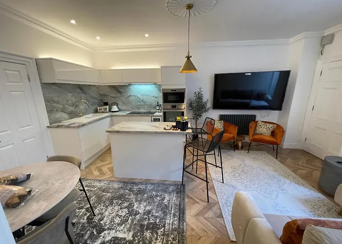 Central Period 2 Bed Apartment With Free Parking On Site Sleeps 1-6